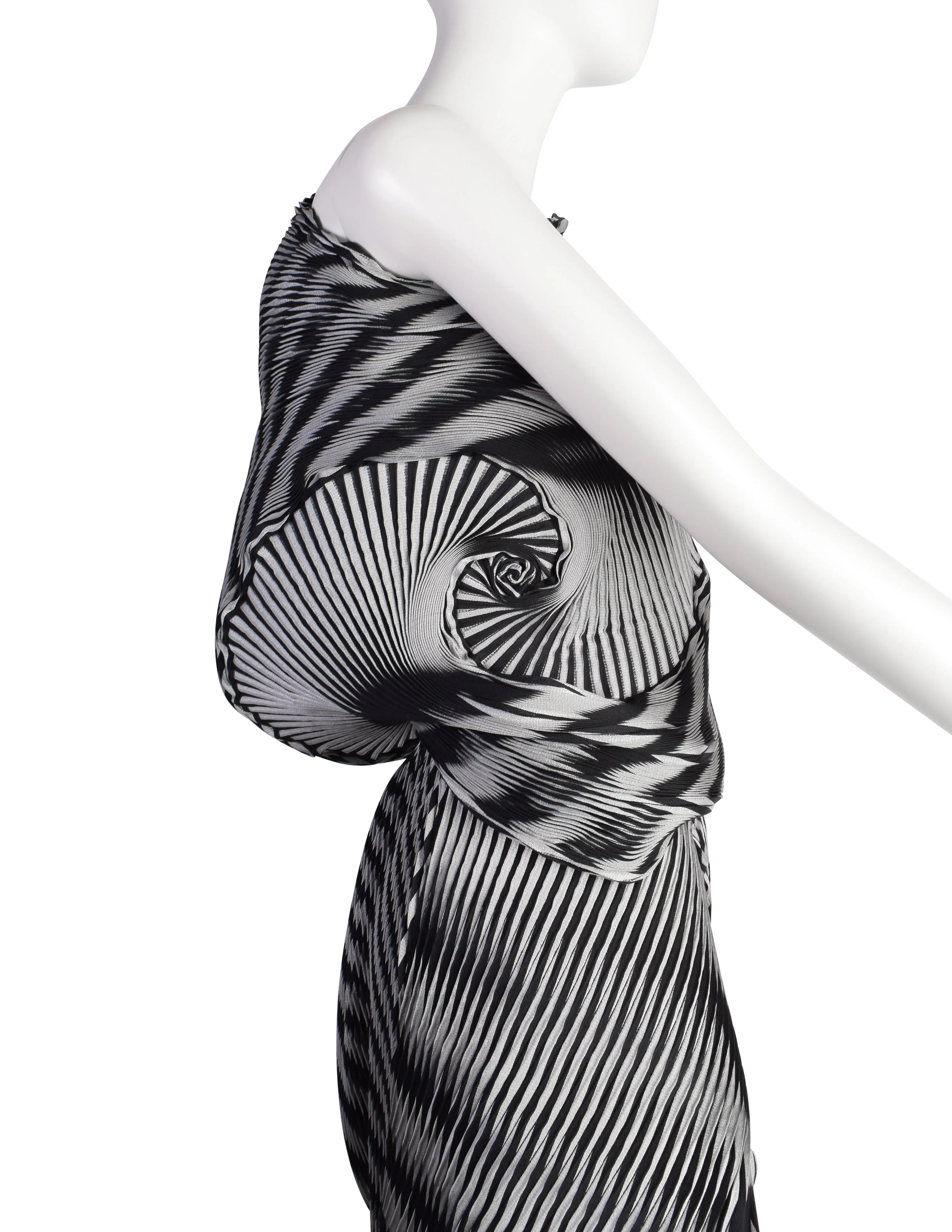 Issey Miyake AW2016 Black White Pleated Optical Spirograph Skirt and Shawl Ensemble Set