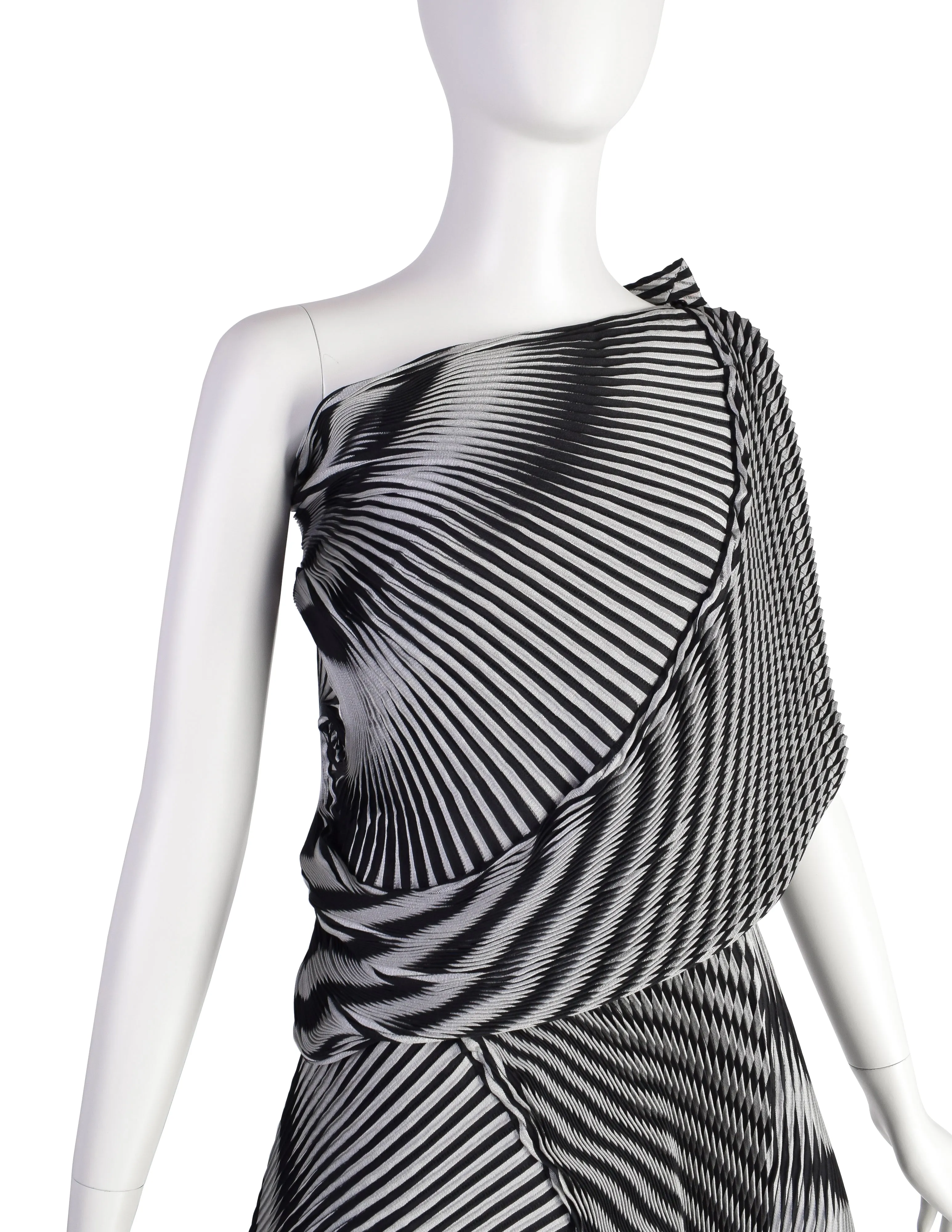 Issey Miyake AW2016 Black White Pleated Optical Spirograph Skirt and Shawl Ensemble Set