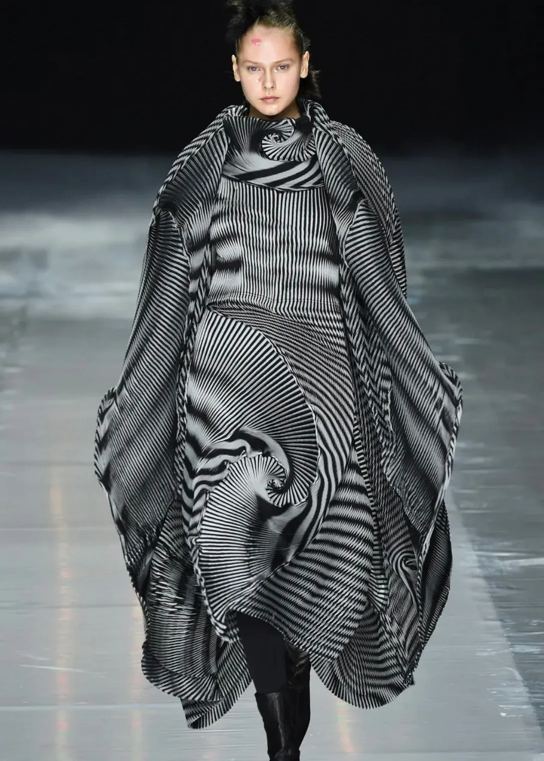 Issey Miyake AW2016 Black White Pleated Optical Spirograph Skirt and Shawl Ensemble Set